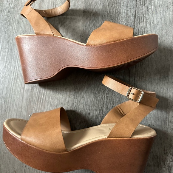 🌻 Tan Platform Wedge Sandals 🌻 - Picture 4 of 4